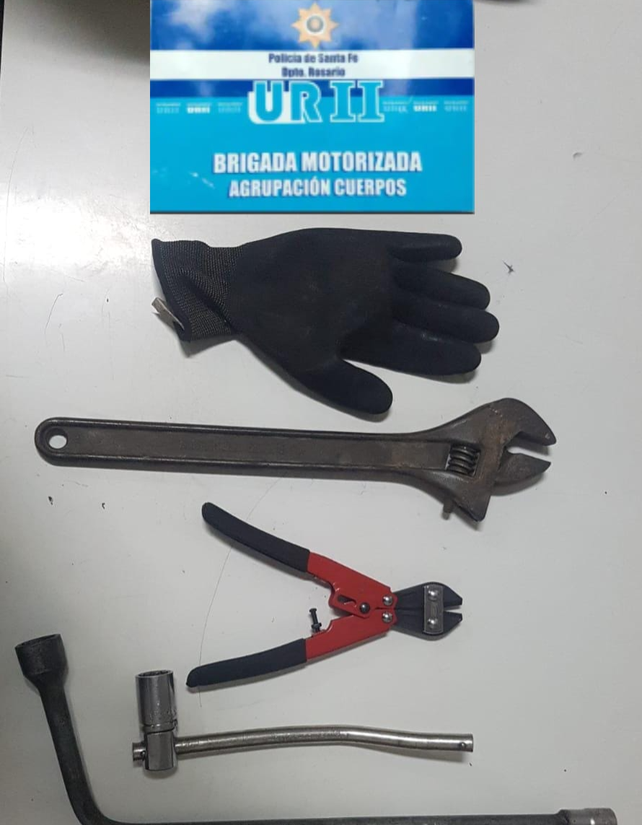 Las herramientas incautadas a los ladrones de rueda de auxilio en Barrio Martin. 