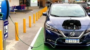 El gobierno nacional lanzó una convocatoria para importar 50.000 autos eléctricos e híbridos durante 2026 sin aranceles