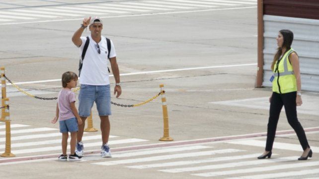 Luis Suárez arribó al aeropuerto de Fisherton minutos antes de las 13 junto a su familia.&nbsp;