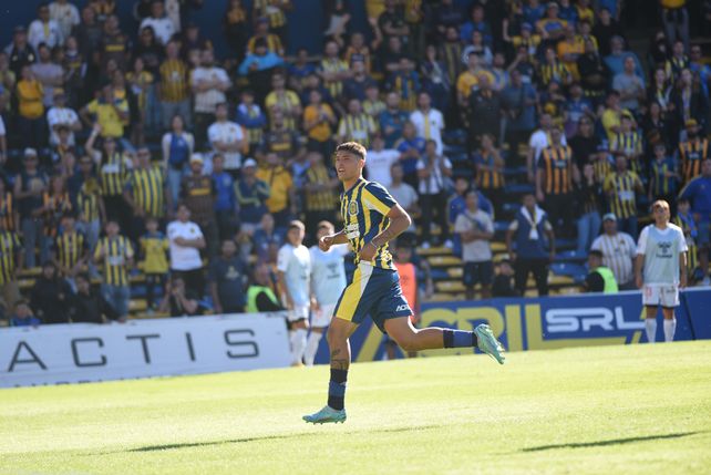 Veliz convierte en el Gigante de Arroyito, una imagen que los hinchas de Central quieren volver a ver.