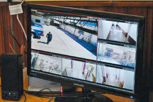 La policía, bajo el control de las cámaras de seguridad