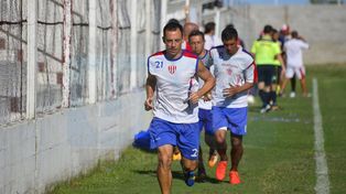 Los futbolistas del Gato se solidarizaron con sus colegas, pero no detienen su marcha. &nbsp;