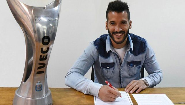 Firmó con alegría. Voboril juega por el lateral izquierdo pero puso el gancho con la derecha.