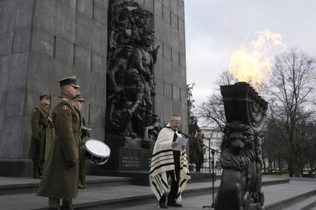 Un rabino lee ante el museo que conmemora el Levantamiento del Gheto de Varsovia.&nbsp;