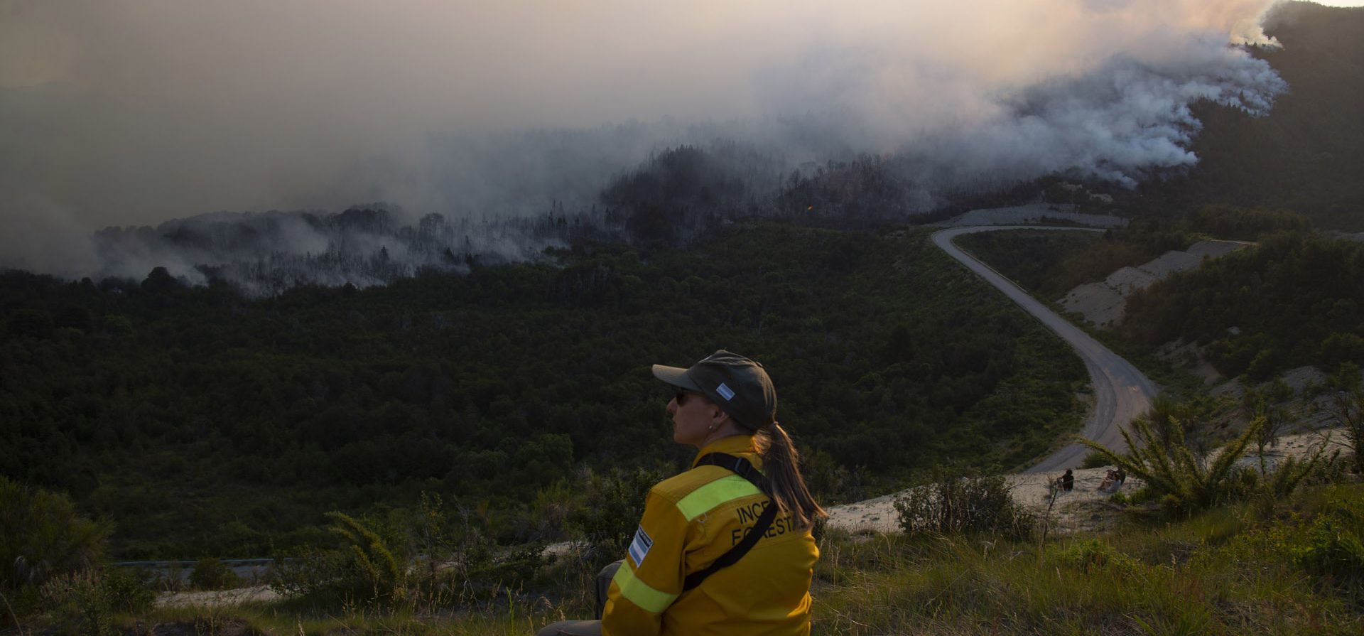 La ola de calor que azota al país complica la dramática situación que se vive en Bariloche desde el pasado 7 de diciembre, cuando una tormenta eléctrica provocó los incendios que ya arrasaron alrededor de seis mil hectáreas.