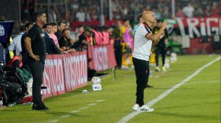 Favio Orsi da indicaciones, mientras Gómez observa desde atrás. En Newells se buscan resultados.