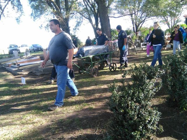 Personal de la policía se llevó el féretro donde fue enterrado el cadáver hallado mutilado en Miramar.&nbsp;