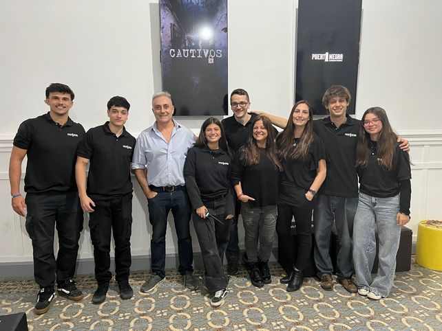 El equipo detrás de la sala de escape Puerta Negra, ubicada en calle San Lorenzo al 1500 en un inmueble donde antes funcionaba un hostel.