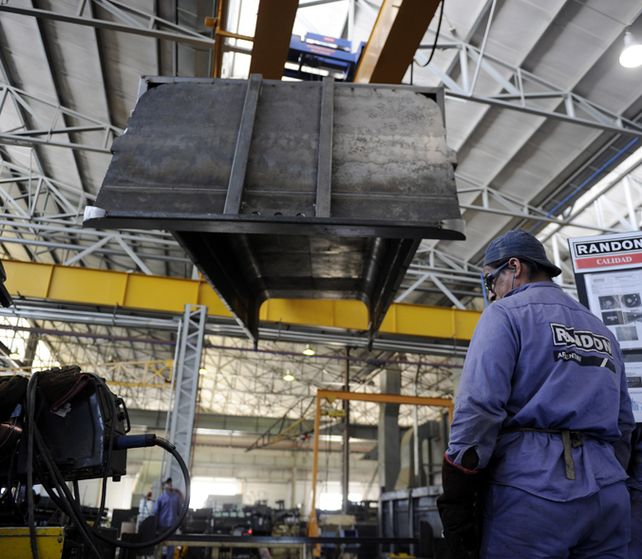 En baja. La producción industrial se mantiene en el terreno negativo.