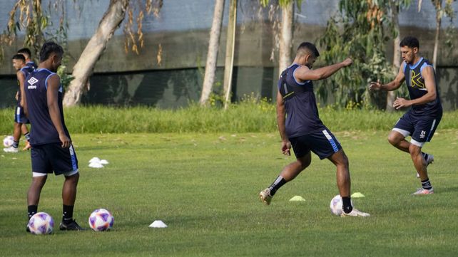 Cómo fue el primer entrenamiento de Central en suelo chileno