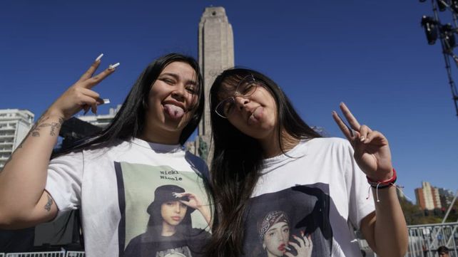 Fanáticas de Nicki Nicole hacen fila desde temprano en las inmediaciones del Monumento para asegurarse un lugar en la primera fila
