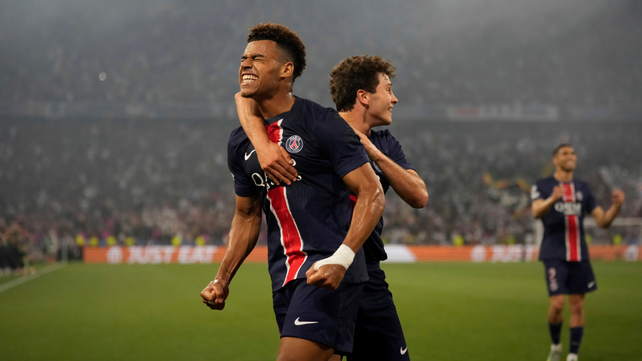Désiré Doué celebra el primero de sus dos goles. Fue el segundo de Paris Saint Germain en el Munich Football Arena.