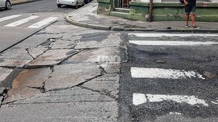 La esquina de San Jerónimo e Hipólito Yrigoyen, enorme bache y hundimiento del asfalto.&nbsp;