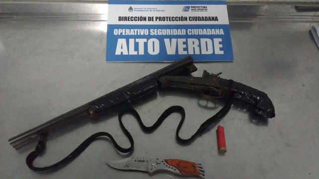 Aprehendieron a una pareja de novios con un arma de guerra y un cartucho en Alto Verde