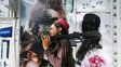 Un talibán en Kabul pasa frente a un salón de belleza cerrado, con los rostos de las mujeres cancelados con aerosol.&nbsp;