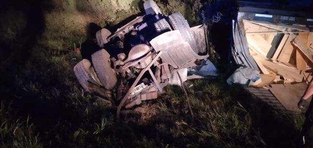 El camión volcó en la autopista Rosario-Santa Fe. Un efectivo de la policía falleció en el siniestro vial.