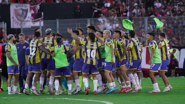 El plantel canalla celebra tras ganar el clásico