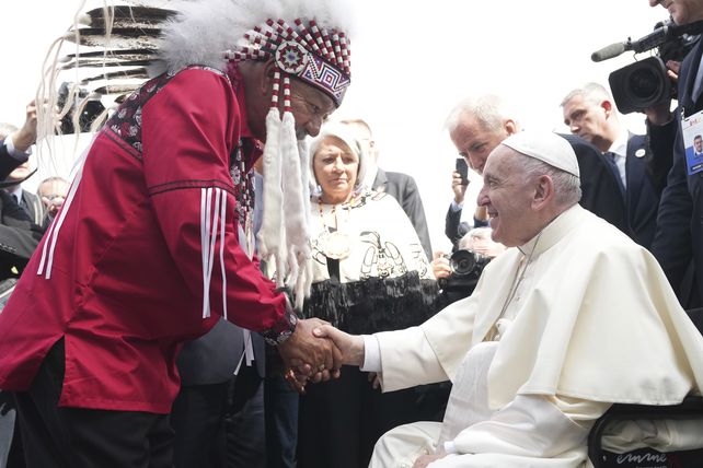Francisco llegó a Canadá para pedir perdón a los indígenas por abusos en internados cristianos