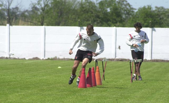En Bella Vista. El Colo entrenando en el predio en 2003. Atrás