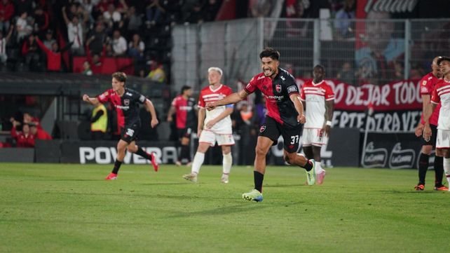 Luciano Lollo ya puso el 1 a 1 para Newells y sale a festejarlo. Fue el empate y también un desahogo para los rojinegros.&nbsp;