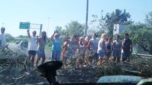 Vecinos reclaman este domingo con nuevos cortes en la 168 y el acceso por la autopista