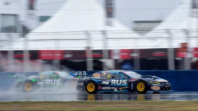 Los autos del RUS Med Team tiran juntos bajo la lluvia de San Luis. Pole de Josito Di Palma en el Turismo Carretera.