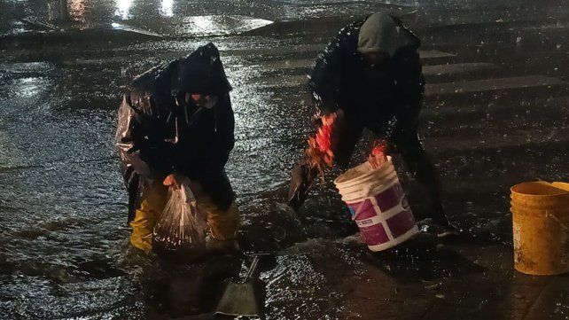 El trabajo d elas cuadrillas municipales para mantener el sistema de drenaje limpio