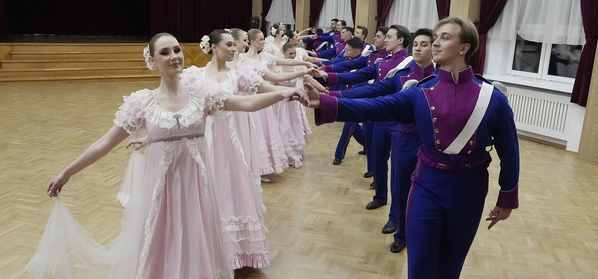 Bailarines del conjunto WARSZAWIANKA de la Universidad de Varsovia bailan la danza polonesa nacional de Polonia con trajes del siglo XVIII durante un ensayo general en Varsovia, Polonia, (Foto AP/Czarek Sokolowski) Bailarines del conjunto WARSZAWIANKA de la Universidad de Varsovia bailan la danza polonesa nacional de Polonia con trajes del siglo XVIII durante un ensayo general en Varsovia, Polonia, (Foto AP/Czarek Sokolowski)