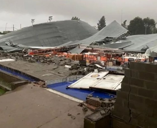 El techo del Club Bahiense del Norte colapsó ante la fuerza de viento