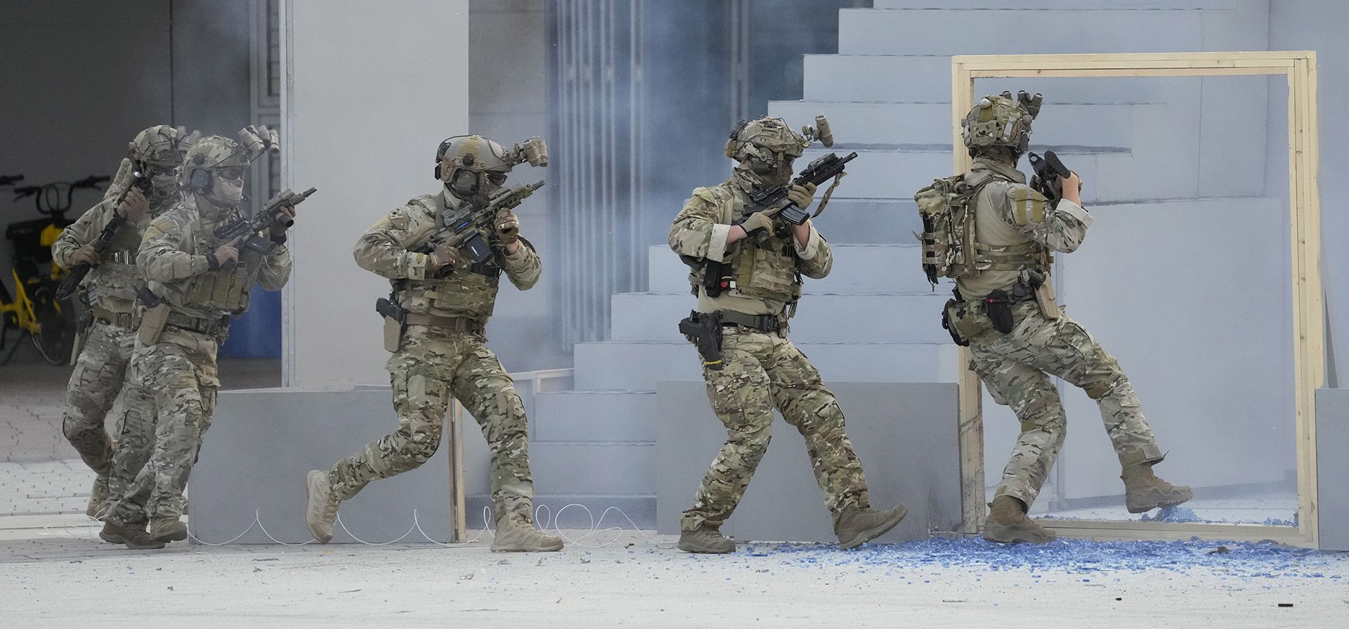Miembros de un equipo antiterrorista participan durante una capacitación nacional integral contra el terrorismo en Goyang, Corea del Sur, el jueves 27 de octubre de 2022. Varias agencias gubernamentales, incluidos el departamento de policía, la guardia costera, el ministerio de defensa, el departamento de bomberos y la agencia de inteligencia del país, tomaron parte en el ejercicio.