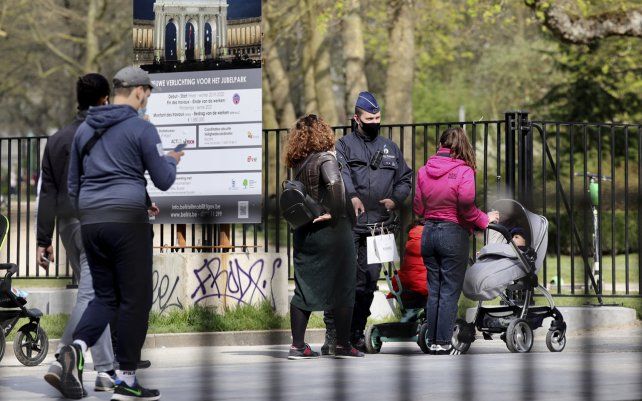 La policía belga patrulla los parques después de que se produjeran enfrentamientos el jueves por la noche con una gran multitud de juerguistas que se habían reunido para un evento no autorizado a pesar de las restricciones del coronavirus.