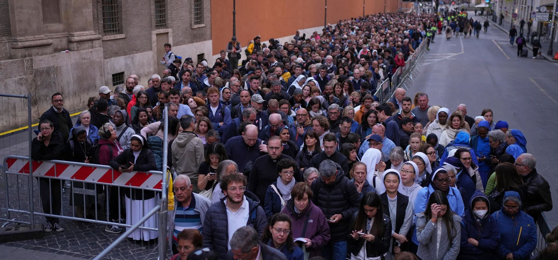 La gente hace cola para ver al papa Francisco dentro de la Basílica de San Pedro en el Vaticano, Roma, Italia. Fotografía: Emilio Morenatti/AP La gente hace cola para ver al papa Francisco dentro de la Basílica de San Pedro en el Vaticano, Roma, Italia. Fotografía: Emilio Morenatti/AP