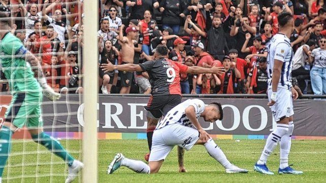 Colón goleó a Talleres y sueña con la permanencia-