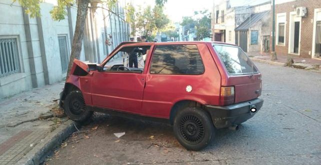 Así quedó el auto contra el árbol en calle Pedro del Castillo de Concordia.&nbsp;