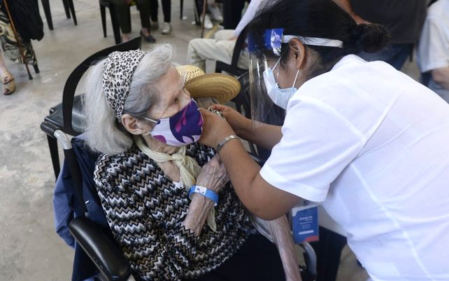 En imágenes: comenzó la vacunación a mayores de 90 años en la ex Rural