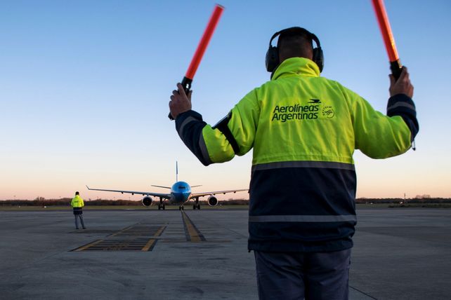 MISIÓN. Dos aviones de Aerolíneas despegaron de nuestro país para ir a buscar las dosis a Memphis (Tennessee).