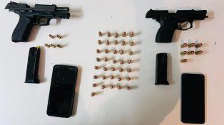 Detuvieron a un chofer de Uber y una pareja que viajaba armada junto a una niña