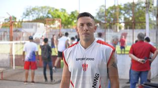 Sensaciones. Albornoz con la pilcha del Rojiblanco. Le he tomado cariño a Atlético Paraná, confesó el diamantino.