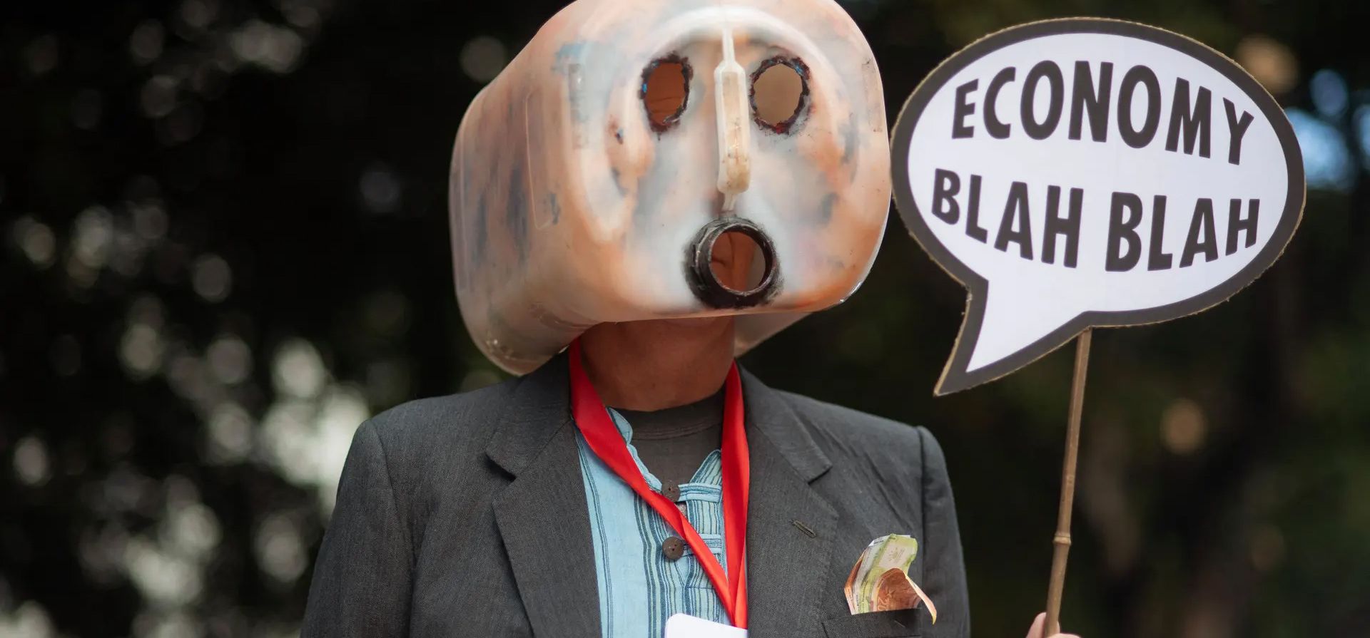 Una protesta de Extinction Rebellion contra el compromiso actual del gobierno sudafricano de utilizar combustibles fósiles, fuera de la sede de Africa Energy Indaba, Ciudad del Cabo, Sudáfrica. Fotografía: Rodger Bosch/AFP/Getty Images Una protesta de Extinction Rebellion contra el compromiso actual del gobierno sudafricano de utilizar combustibles fósiles, fuera de la sede de Africa Energy Indaba, Ciudad del Cabo, Sudáfrica. Fotografía: Rodger Bosch/AFP/Getty Images