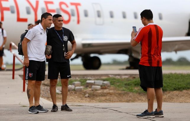 Magnetismo. Maxi se fotografía con un hincha de fútbol apenas arribó al aeropuerto de Santiago. La Fiera concita la atención de cualquiera