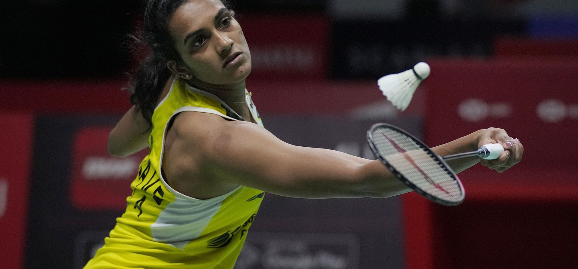 Pusarla V. Sindhu de India durante la ronda de cuartos de final del partido individual femenino en el torneo de bádminton Masters de Indonesia en el Estadio Istora en Yakarta.