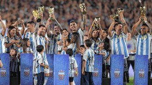 Los jugadores con las copas y la vuelta olímpica.