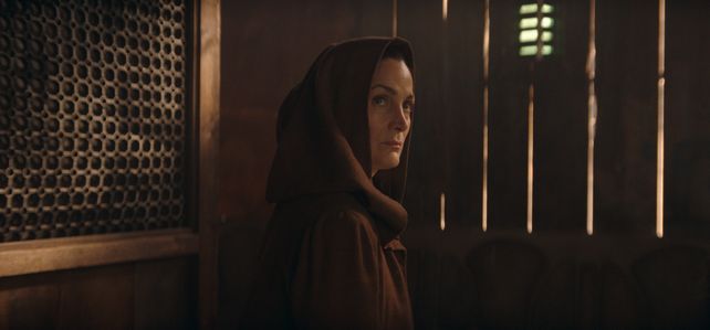 Carrie Ann-Moss interpreta a la maestra Indara
