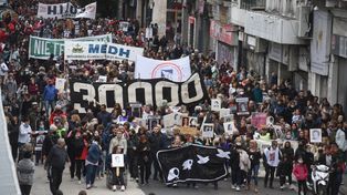 La movilización fue encabezada por organismos de DDHH con el recuerdo de los desaparecidos.