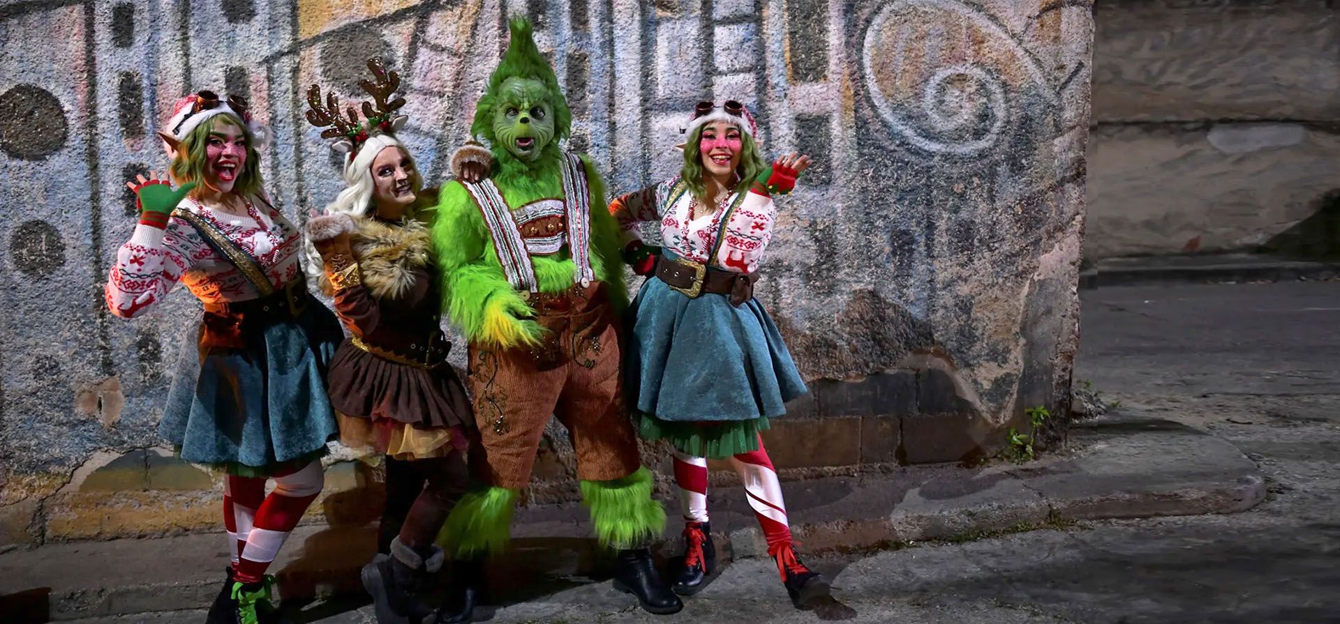 Caracas, Venezuela. Voluntarios vestidos como elfos y un hombre disfrazado de Grinch participan en una celebración navideña. Fotografía: Gaby Oraa/Reuters