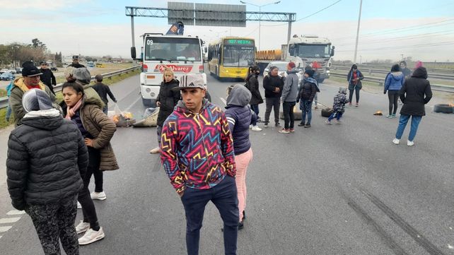 Las familias cortaron la avenida de Circunvalación ni bien fueron desalojados de dos terrenos linderos al barrio toba.