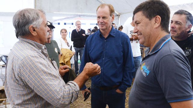 Gustavo Bordet en la Fiesta de la Apicultra bregó por una agenda de economías regionales