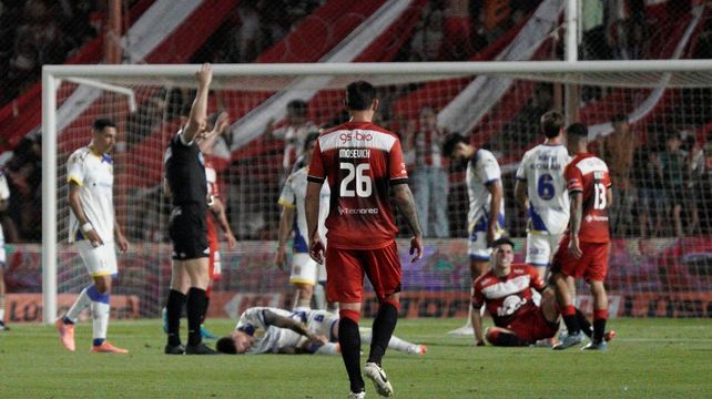 Franco Ibarra en el piso. Cometió una falta en la puerta del área de Central y debió salir con la rodilla lastimada.