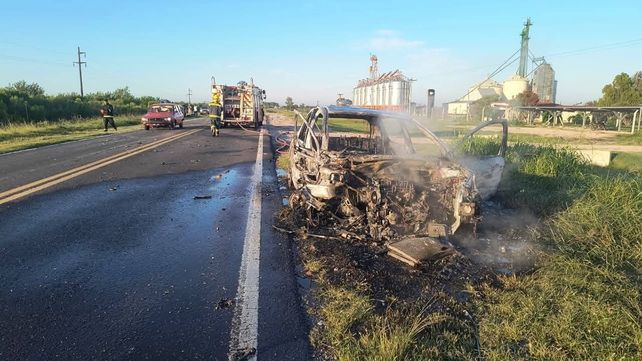 Choque frontal e incendio en la ruta 12, cerca de Cerrito