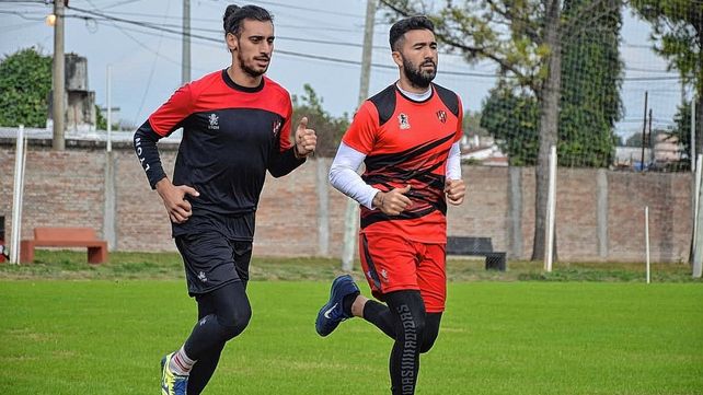 Sebastián Sosa Sánchez (a la izquierda) se movió con normalidad en el predio La Capillita.